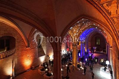 Pont en pierre à arches traversant une rivière, avec des visiteurs et un ciel dégagé en arrière-plan.