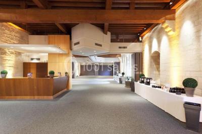 Pont en pierre à arches traversant une rivière, avec des visiteurs et un ciel dégagé en arrière-plan.