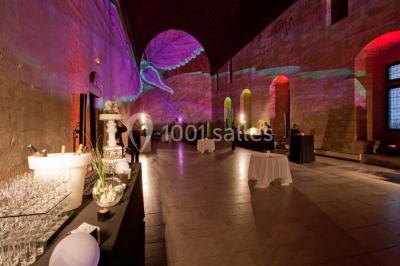 Pont en pierre à arches traversant une rivière, avec des visiteurs et un ciel dégagé en arrière-plan.