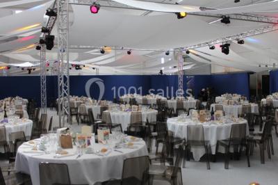 Pont en pierre à arches traversant une rivière, avec des visiteurs et un ciel dégagé en arrière-plan.