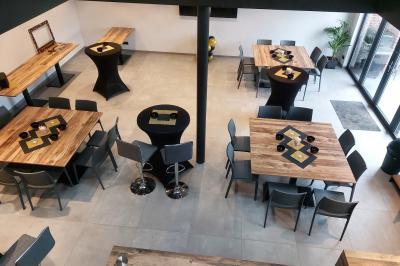 Structure gonflable colorée en forme d'arche, installée sur une cour pavée devant des maisons en briques.