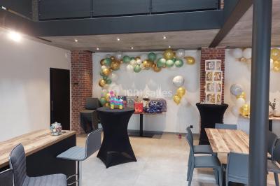 Salle de réunion moderne avec chaises disposées en rangées, tables hautes et grandes baies vitrées laissant entrer la…