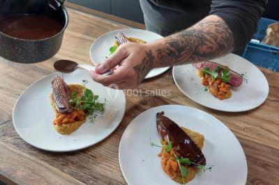 Salle de réunion moderne avec chaises disposées en rangées, tables hautes et grandes baies vitrées laissant entrer la…