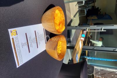 Salle de réunion moderne avec chaises disposées en rangées, tables hautes et grandes baies vitrées laissant entrer la…