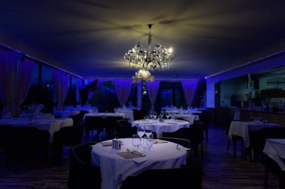 Dessert glacé garni de fraises fraîches, de morceaux de noix et de caramel, présenté sur une assiette blanche.