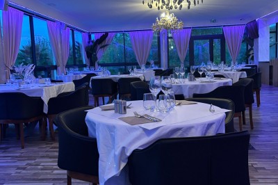 Dessert glacé garni de fraises fraîches, de morceaux de noix et de caramel, présenté sur une assiette blanche.