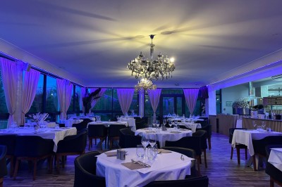 Dessert glacé garni de fraises fraîches, de morceaux de noix et de caramel, présenté sur une assiette blanche.