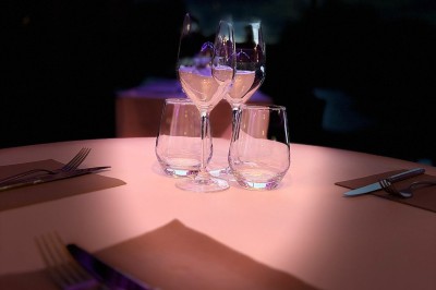 Dessert glacé garni de fraises fraîches, de morceaux de noix et de caramel, présenté sur une assiette blanche.