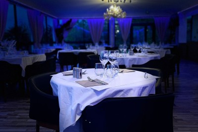 Dessert glacé garni de fraises fraîches, de morceaux de noix et de caramel, présenté sur une assiette blanche.