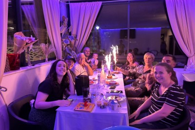 Dessert glacé garni de fraises fraîches, de morceaux de noix et de caramel, présenté sur une assiette blanche.