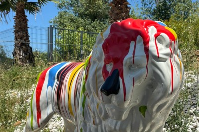 Dessert glacé garni de fraises fraîches, de morceaux de noix et de caramel, présenté sur une assiette blanche.