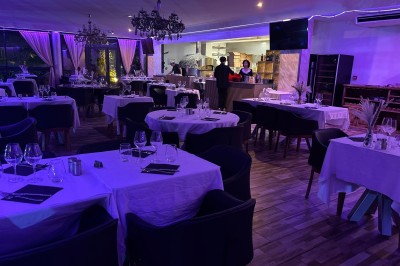 Dessert glacé garni de fraises fraîches, de morceaux de noix et de caramel, présenté sur une assiette blanche.