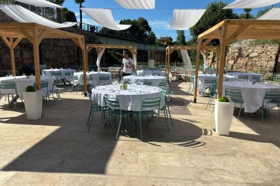 Dessert glacé garni de fraises fraîches, de morceaux de noix et de caramel, présenté sur une assiette blanche.