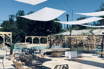 Dessert glacé garni de fraises fraîches, de morceaux de noix et de caramel, présenté sur une assiette blanche.