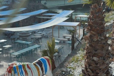 Dessert glacé garni de fraises fraîches, de morceaux de noix et de caramel, présenté sur une assiette blanche.