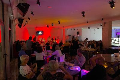 Dessert glacé garni de fraises fraîches, de morceaux de noix et de caramel, présenté sur une assiette blanche.