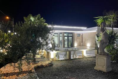 Dessert glacé garni de fraises fraîches, de morceaux de noix et de caramel, présenté sur une assiette blanche.