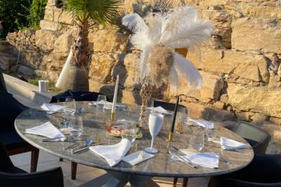 Dessert glacé garni de fraises fraîches, de morceaux de noix et de caramel, présenté sur une assiette blanche.