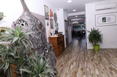 Dessert glacé garni de fraises fraîches, de morceaux de noix et de caramel, présenté sur une assiette blanche.