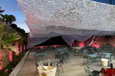 Dessert glacé garni de fraises fraîches, de morceaux de noix et de caramel, présenté sur une assiette blanche.