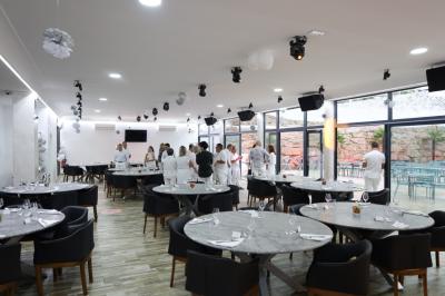 Dessert glacé garni de fraises fraîches, de morceaux de noix et de caramel, présenté sur une assiette blanche.