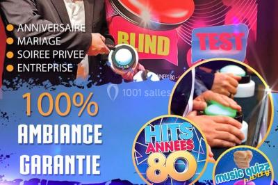 Image promotionnelle d'un DJ tenant une table de mixage, avec des textes sur l'animation d'événements en Vendée et Pays de…