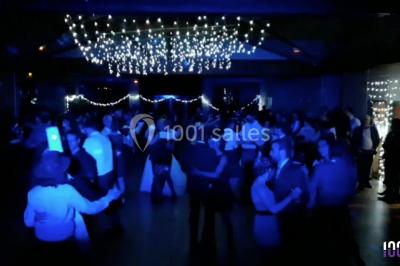 Image promotionnelle d'un DJ tenant une table de mixage, avec des textes sur l'animation d'événements en Vendée et Pays de…