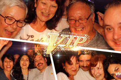 Image promotionnelle d'un DJ tenant une table de mixage, avec des textes sur l'animation d'événements en Vendée et Pays de…