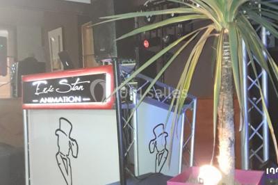 Image promotionnelle d'un DJ tenant une table de mixage, avec des textes sur l'animation d'événements en Vendée et Pays de…