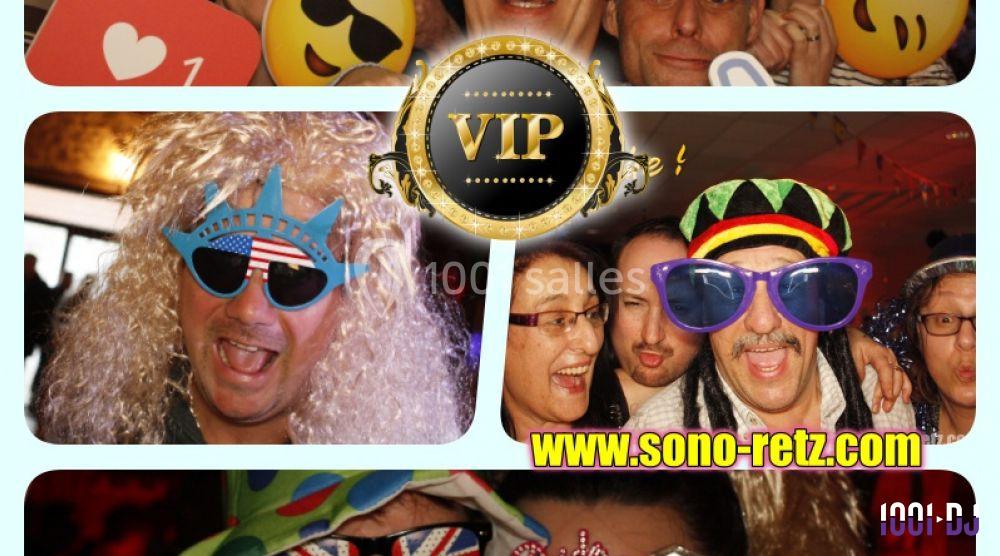 Des personnes déguisées avec des accessoires festifs et colorés posent joyeusement lors d'un événement.