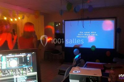Image promotionnelle d'un DJ tenant une table de mixage, avec des textes sur l'animation d'événements en Vendée et Pays de…