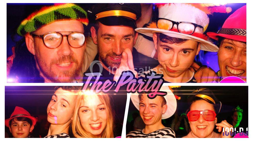 Des personnes souriantes portant des chapeaux colorés et accessoires festifs dans une ambiance de fête animée.