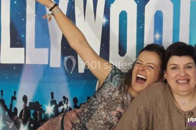 Image promotionnelle d'un DJ tenant une table de mixage, avec des textes sur l'animation d'événements en Vendée et Pays de…