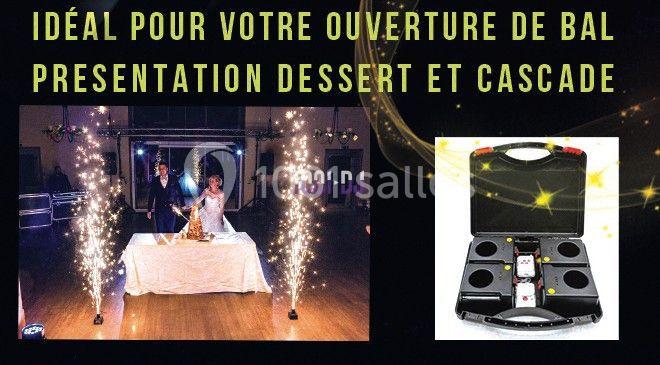 Couple lors de l'ouverture de bal avec fontaines lumineuses et présentation d'un dessert, matériel pyrotechnique visible.