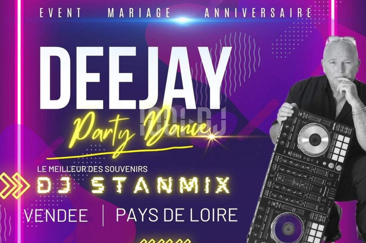 Image promotionnelle d'un DJ tenant une table de mixage, avec des textes sur l'animation d'événements en Vendée et Pays de…