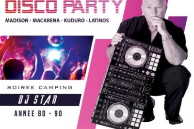 Homme jouant au jeu de la grenouille en bois, avec des palets et une version mobile affichée sur un téléphone.