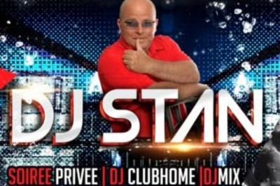 Homme jouant au jeu de la grenouille en bois, avec des palets et une version mobile affichée sur un téléphone.