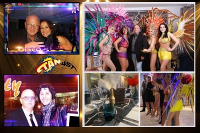 Homme jouant au jeu de la grenouille en bois, avec des palets et une version mobile affichée sur un téléphone.