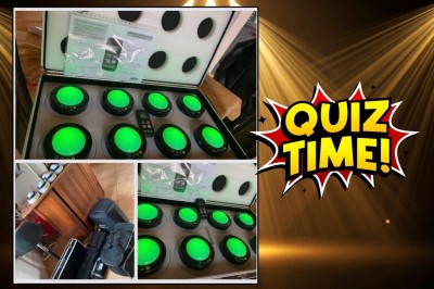 Homme jouant au jeu de la grenouille en bois, avec des palets et une version mobile affichée sur un téléphone.