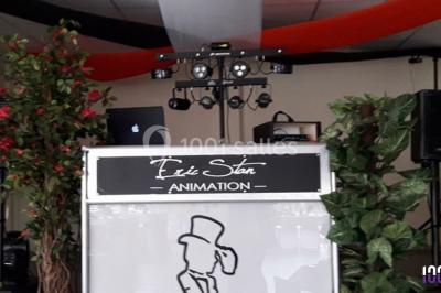 Image promotionnelle d'un DJ tenant une table de mixage, avec des textes sur l'animation d'événements en Vendée et Pays de…