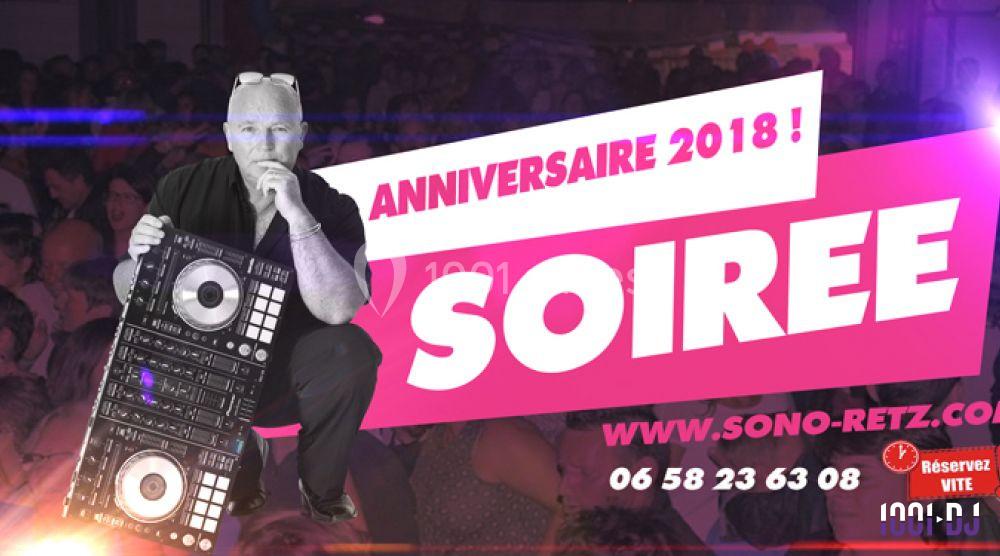 Homme tenant une console de mixage devant une foule lors d'une soirée, avec texte promotionnel en arrière-plan.