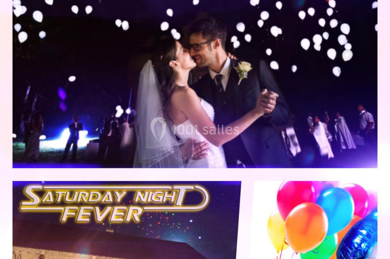 Couple dansant lors d'un mariage en soirée, éclairé par des lumières et entouré d'invités en arrière-plan.