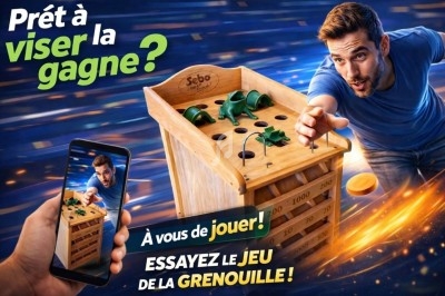 Homme jouant au jeu de la grenouille en bois, avec des palets et une version mobile affichée sur un téléphone.