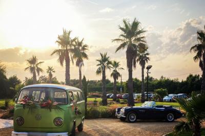Groupe de personnes rassemblées sur une terrasse et une pelouse, entourées de végétation sous un ciel dégagé.