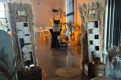 Groupe de personnes rassemblées sur une terrasse et une pelouse, entourées de végétation sous un ciel dégagé.