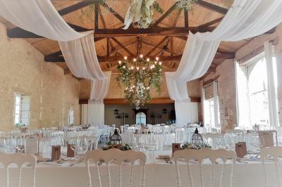Éclairage nocturne mettant en valeur des arbres et des buissons dans un jardin sombre.