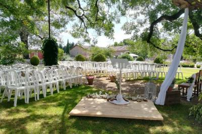 Éclairage nocturne mettant en valeur des arbres et des buissons dans un jardin sombre.
