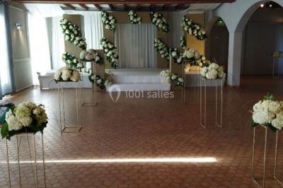 Allée verdoyante ombragée par des arbres, avec une pelouse ensoleillée au centre.