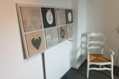 Allée verdoyante ombragée par des arbres, avec une pelouse ensoleillée au centre.