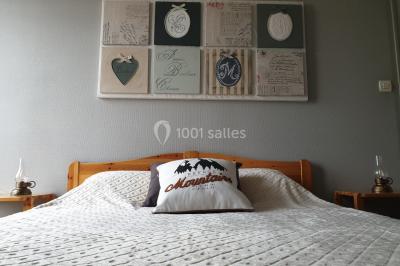 Allée verdoyante ombragée par des arbres, avec une pelouse ensoleillée au centre.